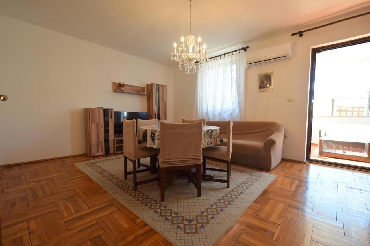 Apartments Petrovic Малинска Экстерьер фото