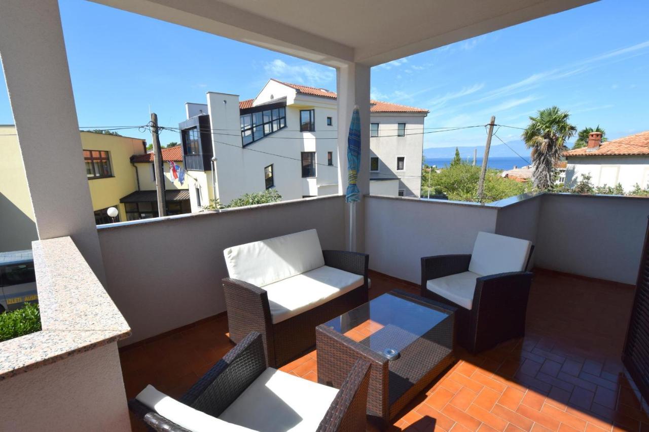 Apartments Petrovic Малинска Экстерьер фото