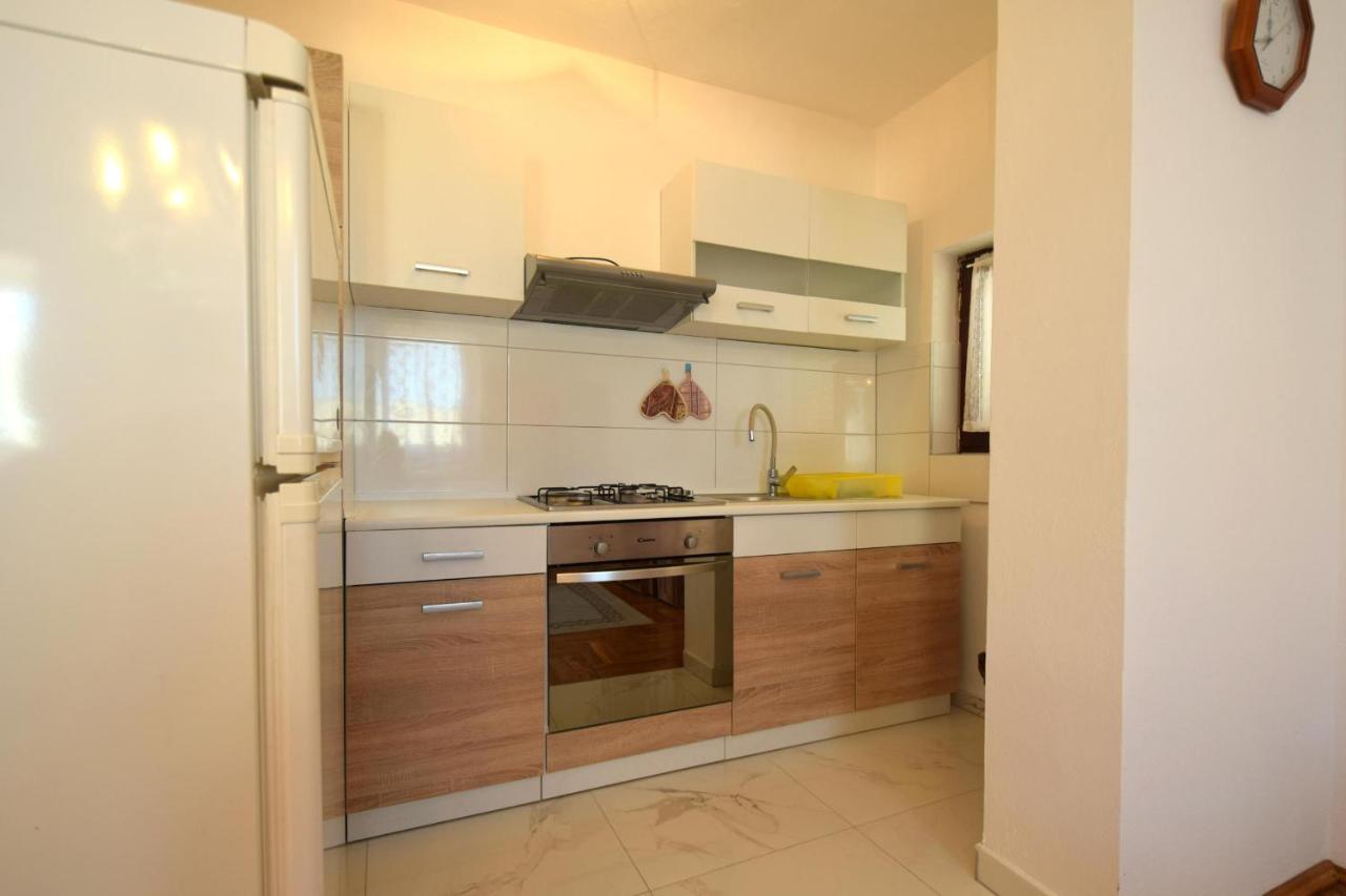 Apartments Petrovic Малинска Экстерьер фото