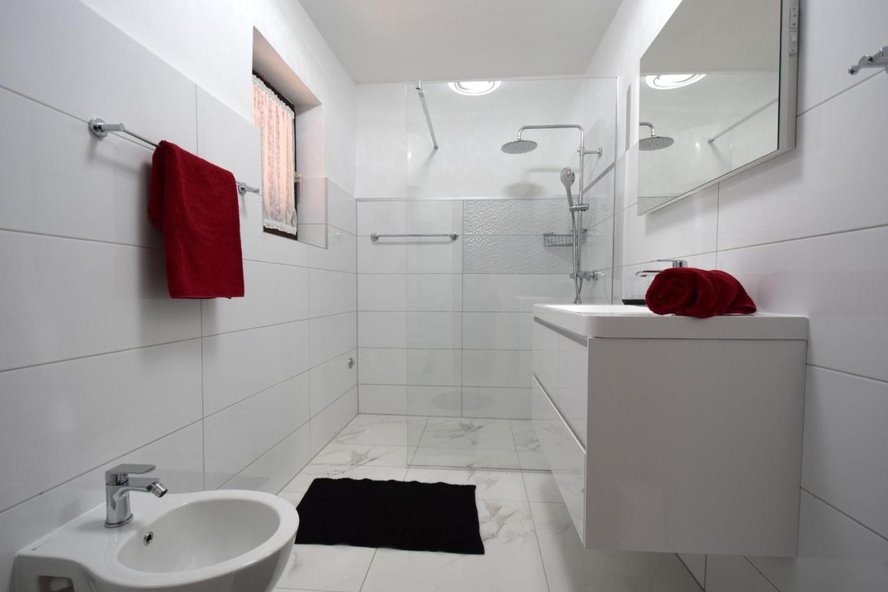 Apartments Petrovic Малинска Экстерьер фото